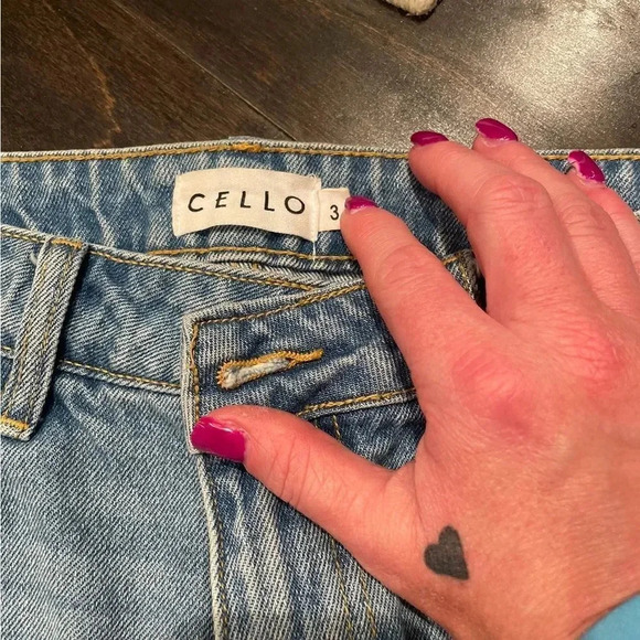 CELLO  MID RISE DISTRESSED LIGHT DENIM BOYFRIEND JEANS SIZE 3/25 - Picture 9 of 11